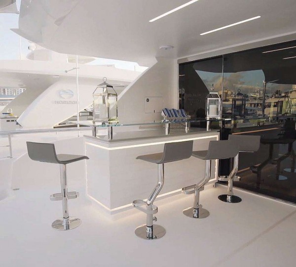 AQUA LIFE Exterior - Upper Deck