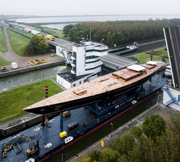 Superyacht AQUARIUS II