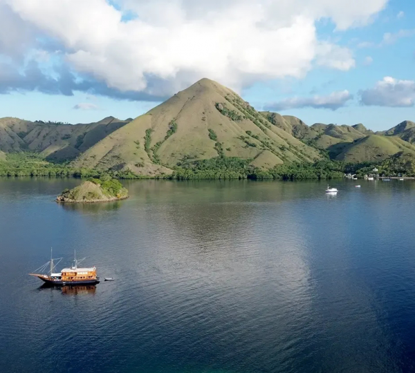 AUGUSTINE PHINISI Yacht With Nature
