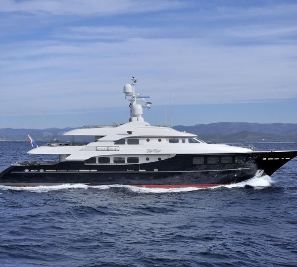 AWATEA By Hakvoort - Profile Underway