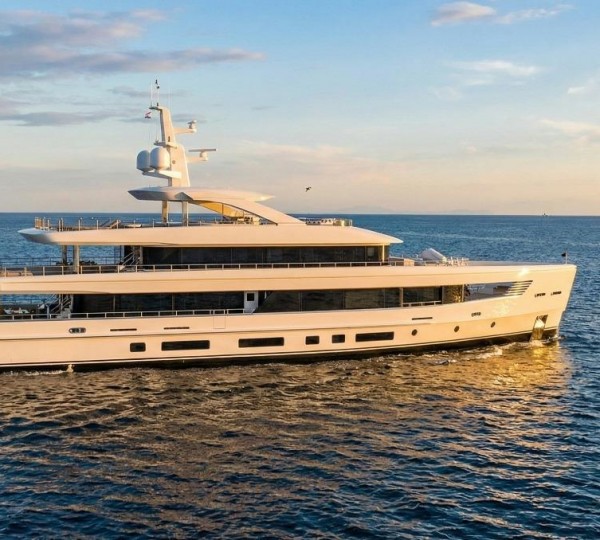 Motor yacht AXA Profile