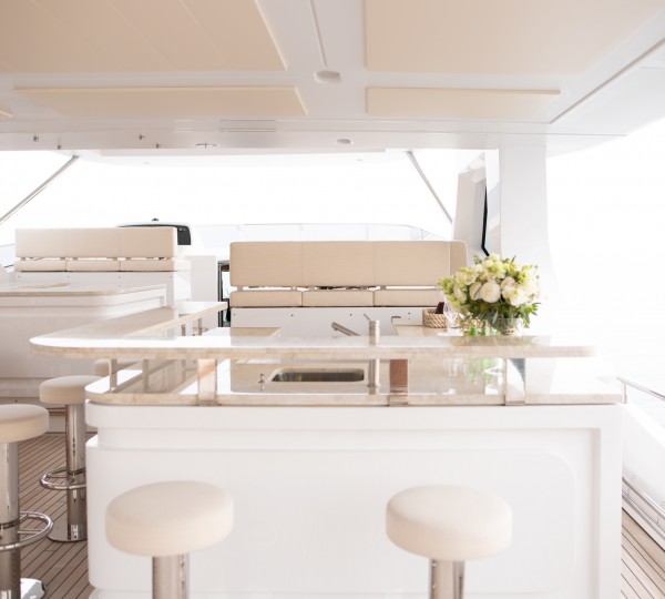 Airy Sundeck With Bar