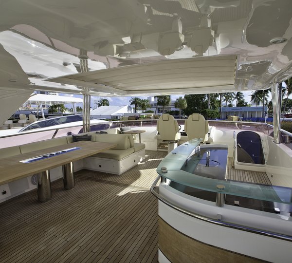 Alfresco Dining On The Sundeck And Wet Bar