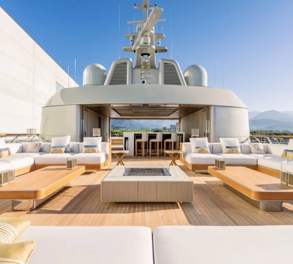 Amazing Sun Deck With Huge Louning Area And An Outdoor Bar Area