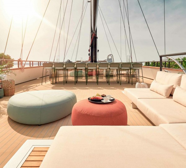 Anetta Sundeck Lounge And Dining Area