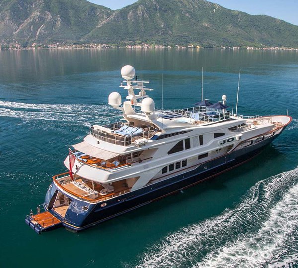 Benetti Jo At Anchor