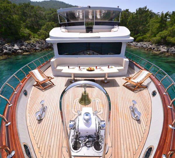 Bow With Seating And Upper Forward Deck