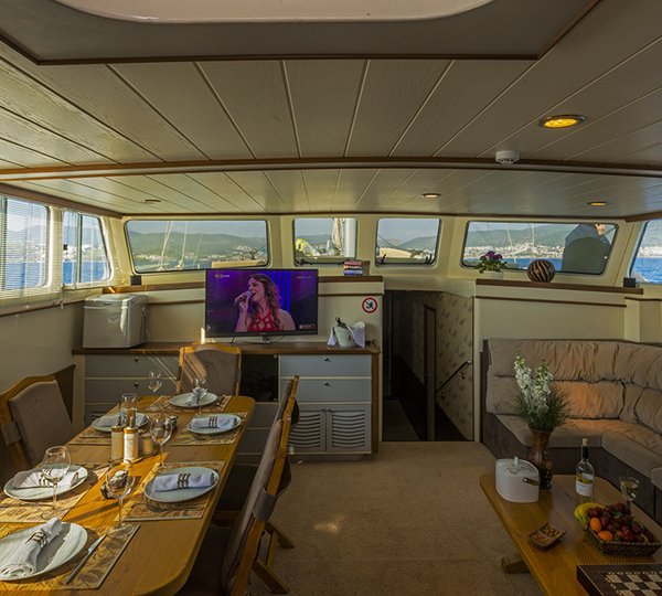 Salon dining and lounge