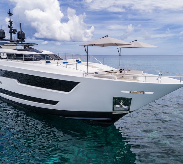 CUSTOM LINE 120 Exterior Bow View