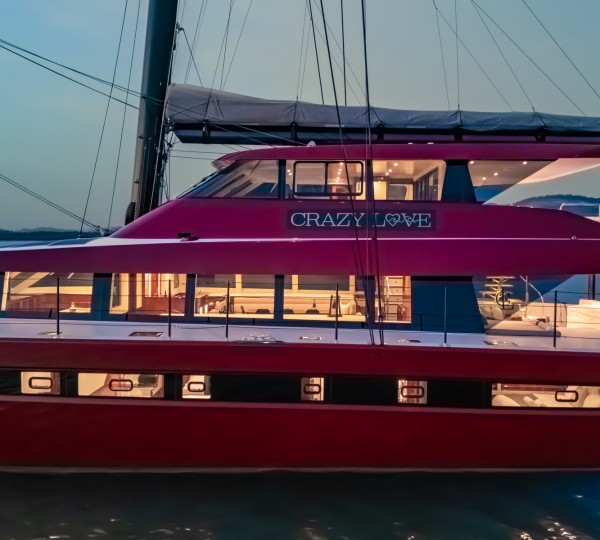 Catamaran CRAZY LOVE Lights