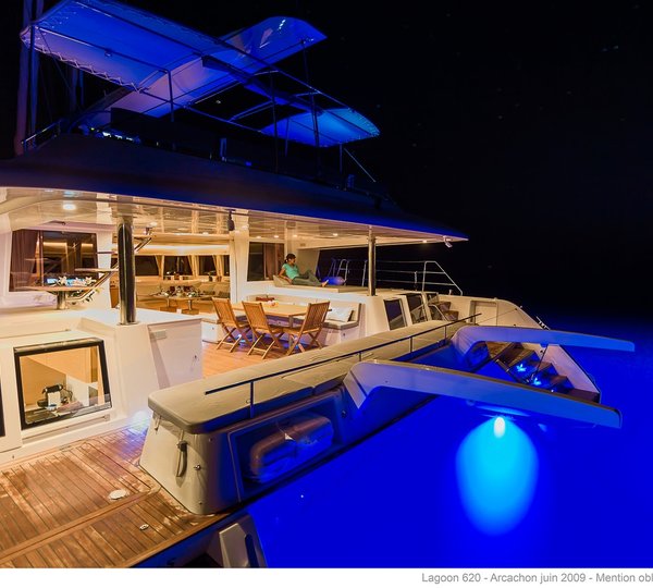 Catamaran Dragonfly Lagoon 62 Evening