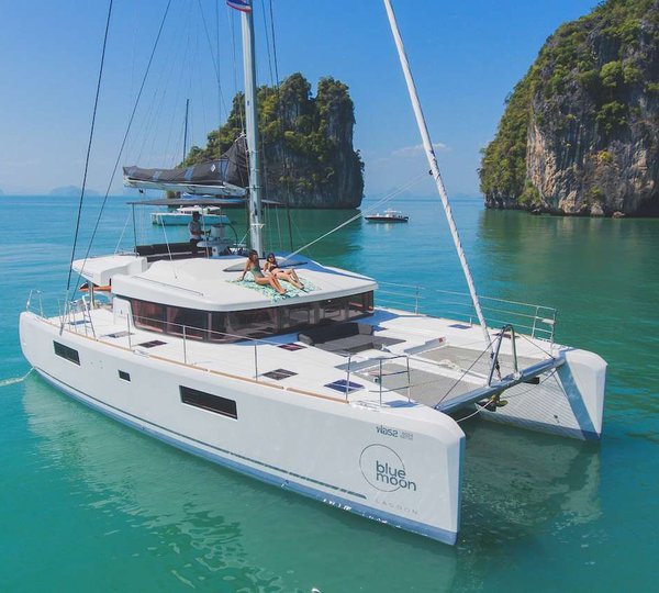 Catamaran Yacht BLUE MOON