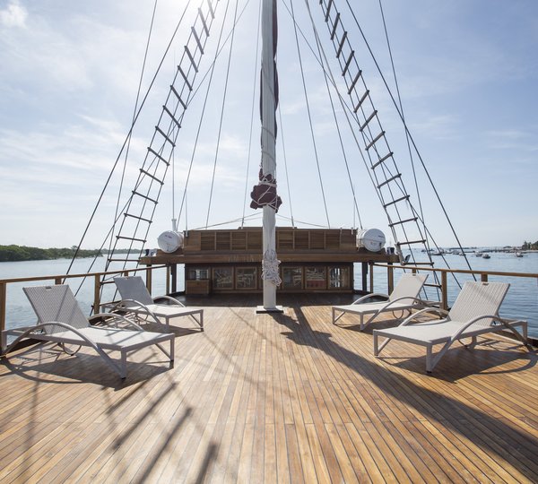 Custom Built TIARE - Sundeck