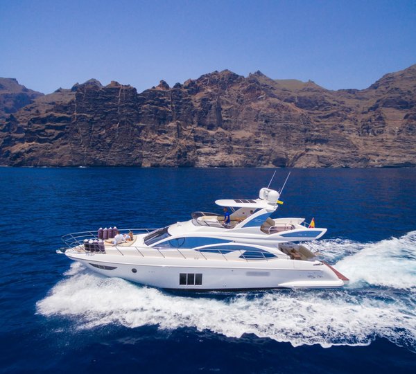 18m Azimut Yacht TIGRESA - Profile view underway