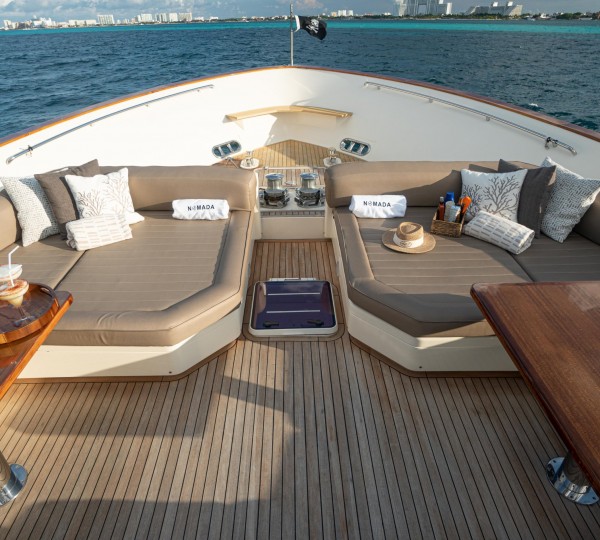 Foredeck seating and dining
