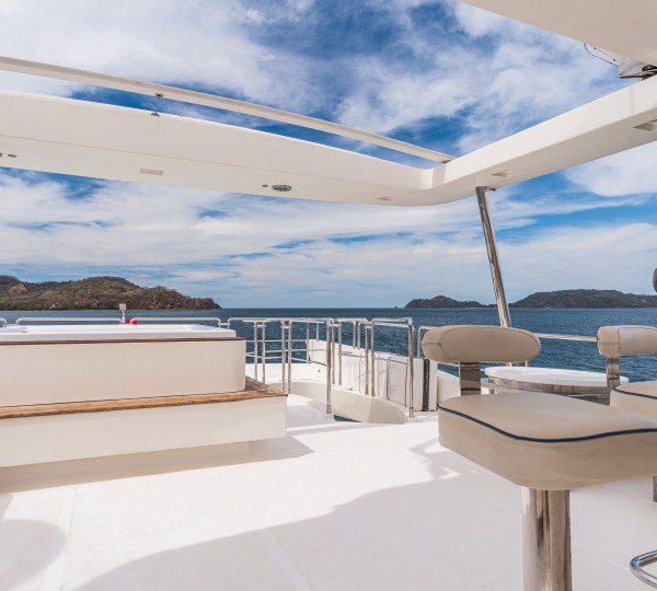 Sundecck with jacuzzi