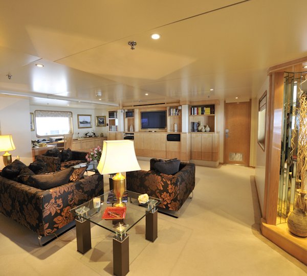 Darwin Cabin - Master Salon