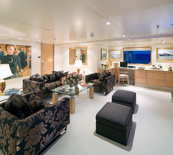 Darwin Cabin - Master Salon