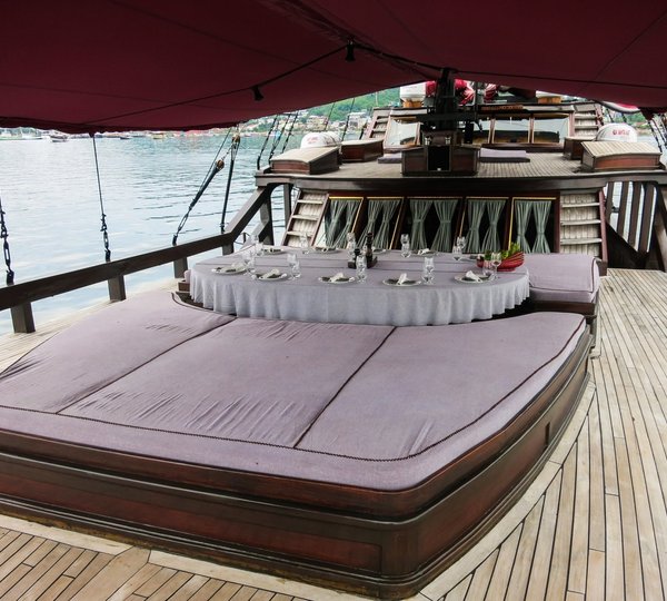 Alfresco dining and sunpads