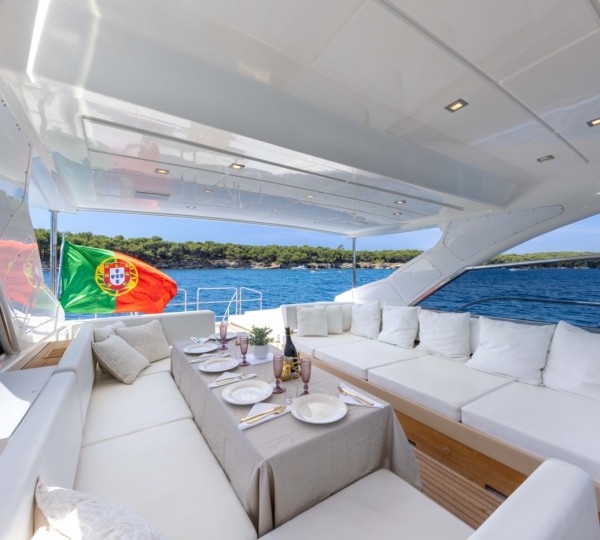 Exterior Relaxation Area Dining