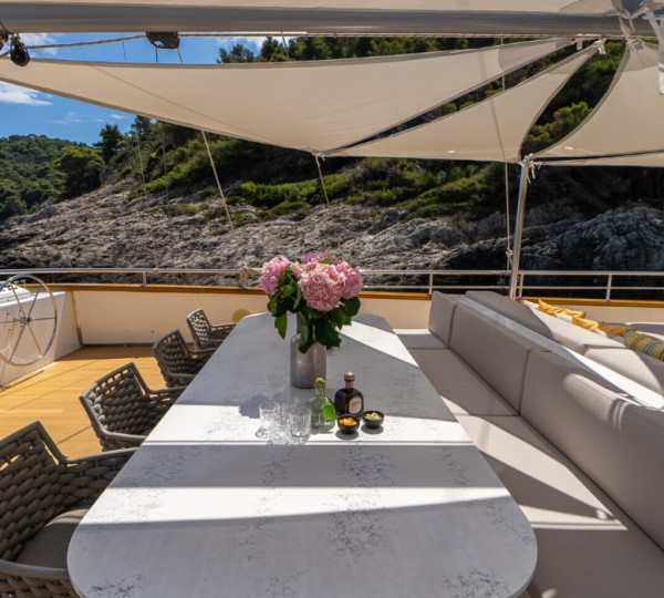 Exterior Relaxation With Captain Area