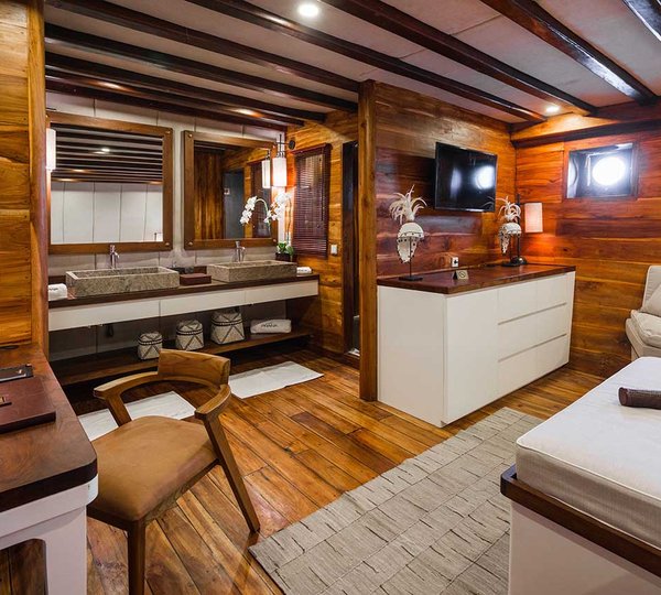 FLORES Deluxe Suite Bathroom