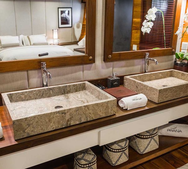 FLORES Deluxe Suite Enquite Bathroom