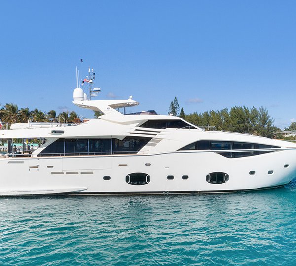 Ferretti 100 AMORE MIO - Docked