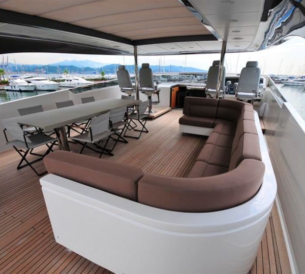 Fifth Avenue Exterior - Top Deck