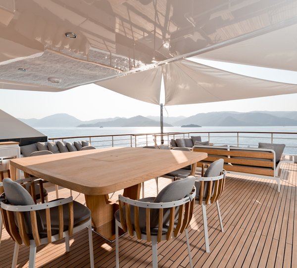 Fly Bridge Alfresco Seating