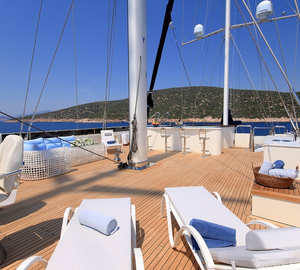 Flybridge Jacuzzi And Subathing