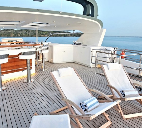 Flybridge Deck With Bar