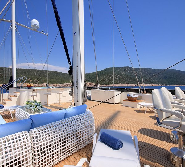 Flybridge With Seating Area And Jacuzzi