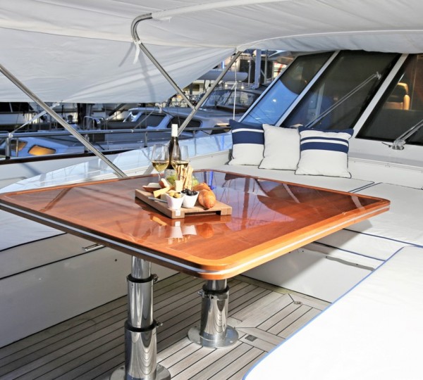 Foredeck With Optional Bimini