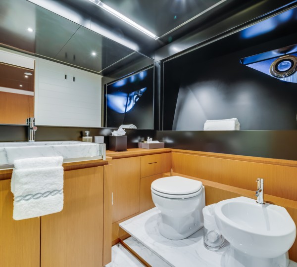 Forward Starboard Stateroom Head