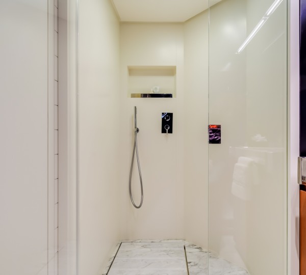 Forward Starboard Stateroom Head