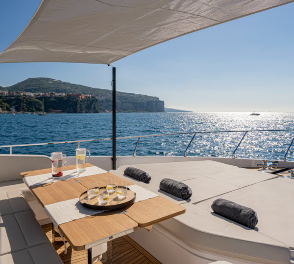 Frontdeck Mini Dining Area