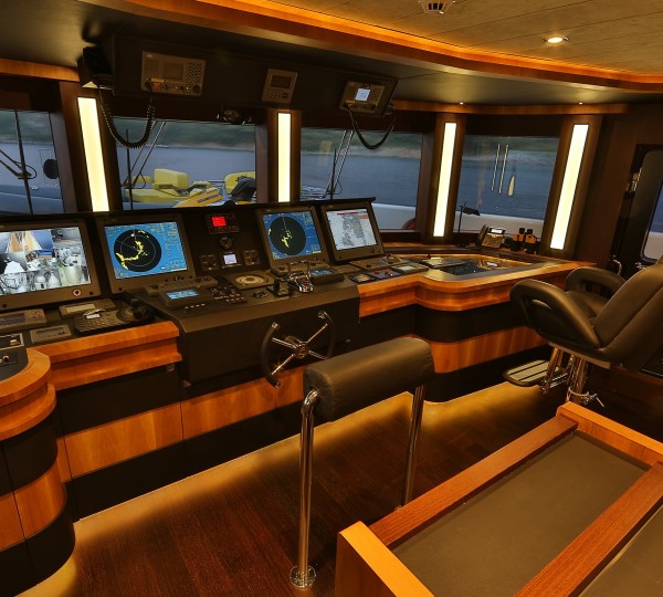 Giaola-Lu Interior - Bridge