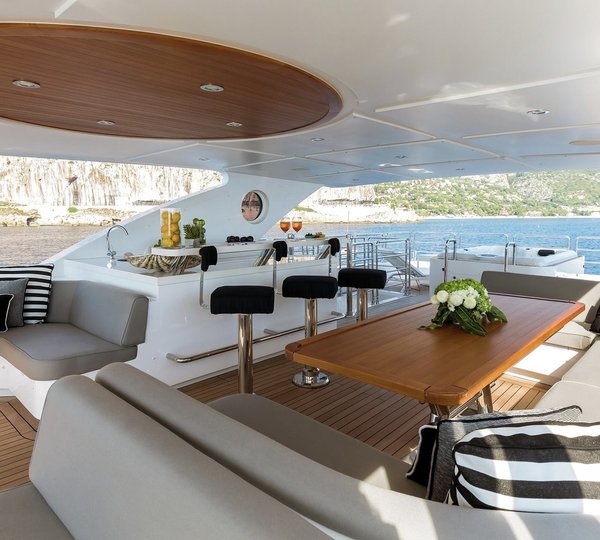 Gulf Craft Yacht ALTAVITA - Sundeck Bar