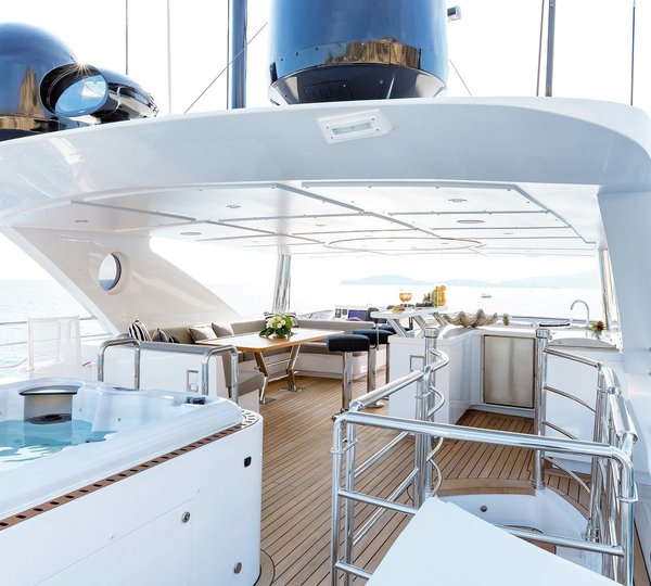 Gulf Craft Yacht ALTAVITA - Sundeck Jacuzzi