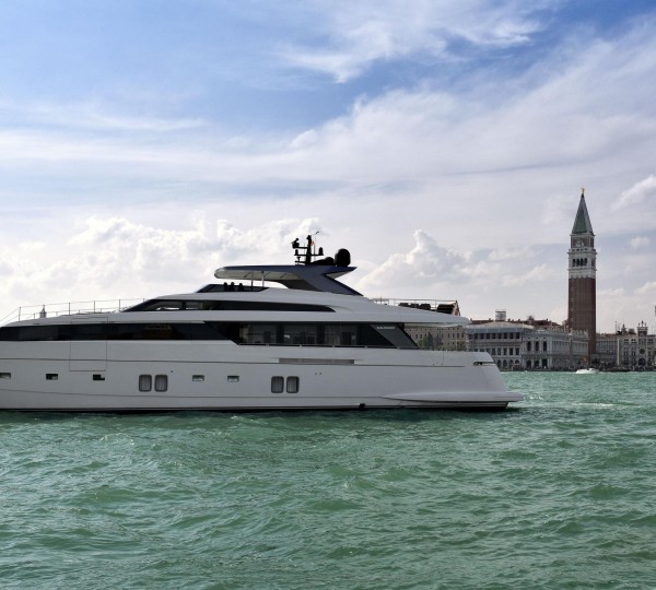 HAIIA Exterior - Cruising