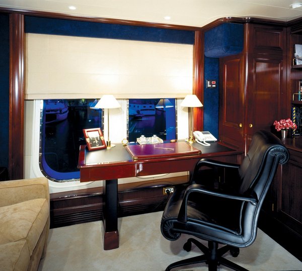 Ilonka desk with chair