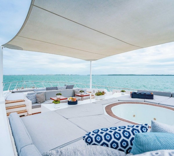 Incognito aft deck with spa bath