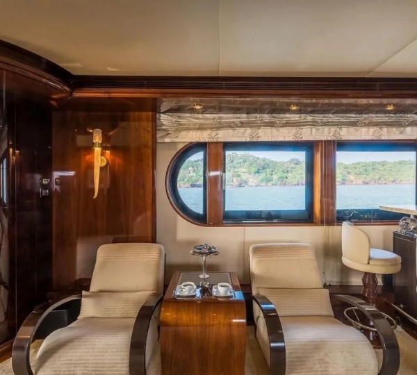 Interior Relaxation Area With Bar