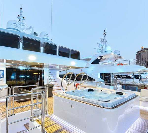 Jacuzzi Aboard Majesty 125 Yacht