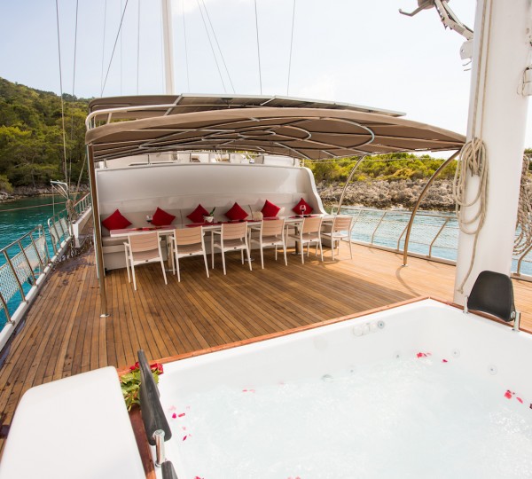 Jacuzzi And Alfresco Dining On Deck