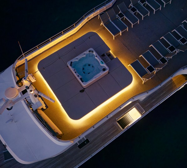 Jacuzzi By Night - © Ivanisevicivan