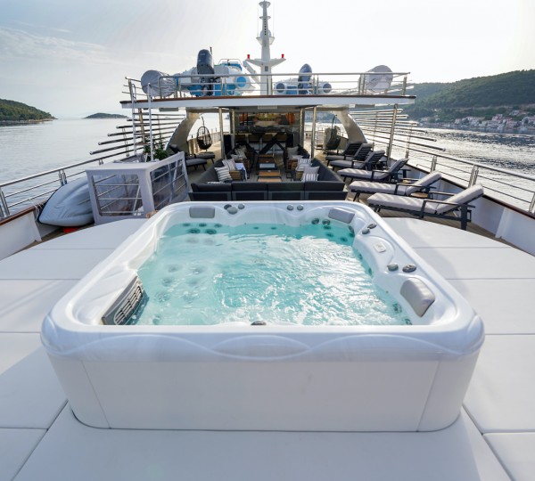 Jacuzzi In Sun Deck