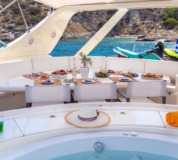 Jacuzzi With Alfresco Dining Area