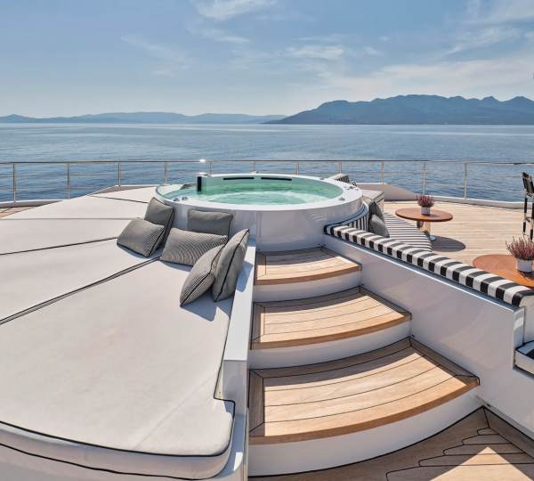 Jacuzzi With Sun Pads